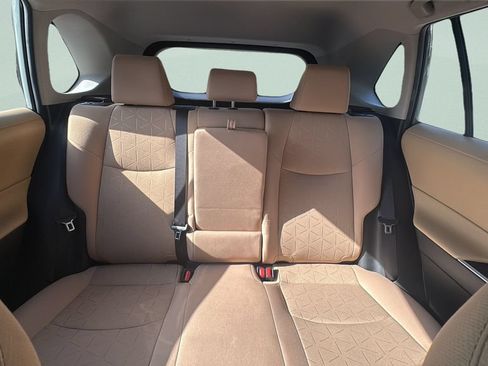 Used 2021 Toyota RAV4 XLE w/ Convenience Package FWD image 11