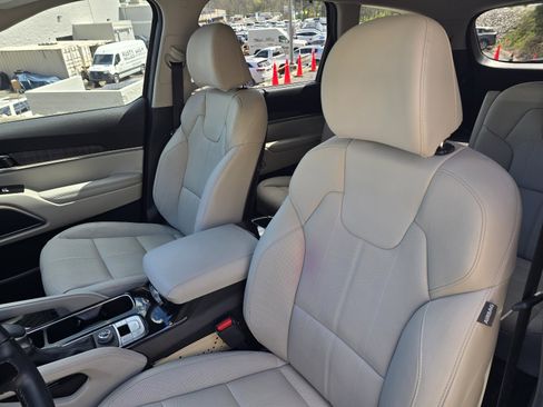 Used 2024 Kia Telluride EX w/ EX Captain's Chair Package image 13