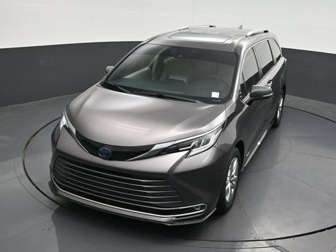 Used 2021 Toyota Sienna Limited FWD image 24