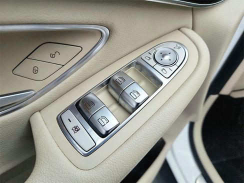 Used 2019 Mercedes-Benz GLC 300 4MATIC w/ Premium Package image 20