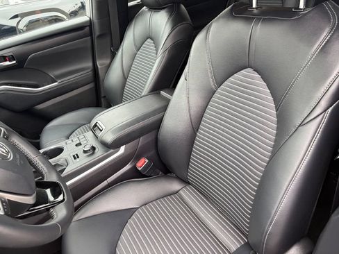 Used 2025 Toyota Highlander XSE AWD/4WD image 24