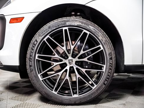 Certified 2026 Porsche Macan AWD/4WD image 14