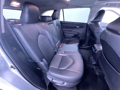 Used 2021 Toyota Highlander XLE AWD/4WD image 38