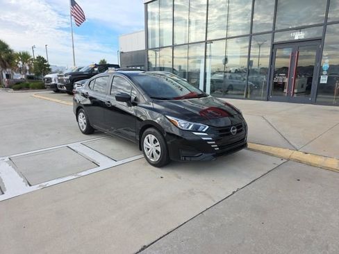 Used 2023 Nissan Versa S image 3