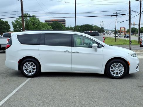 Used 2022 Chrysler Pacifica Touring-L FWD image 2