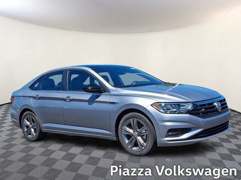 Used 2021 Volkswagen Jetta R-Line w/ R-Line Cold Weather Package FWD image 1