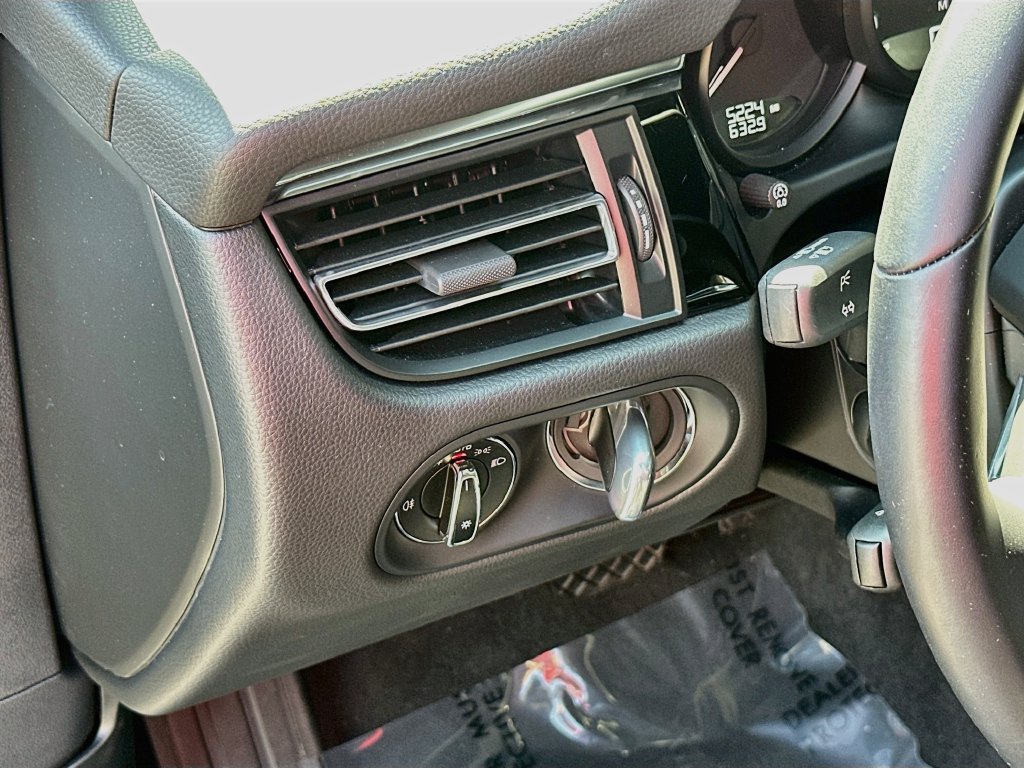 Certified 2026 Porsche Macan AWD/4WD image 10