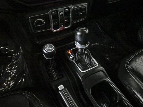 Used 2018 Jeep Wrangler Unlimited Sahara image 12