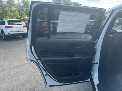 New 2025 Jeep Grand Cherokee L Altitude image 10