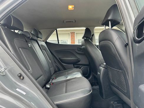 Used 2022 Hyundai Venue Limited w/ Cargo Package image 12