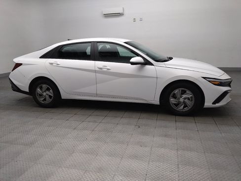 Used 2025 Hyundai Elantra SE FWD image 11