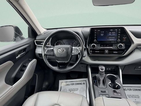 Used 2021 Toyota Highlander XLE AWD/4WD image 31