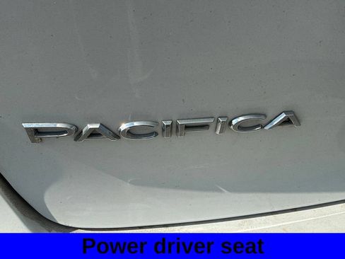 Used 2023 Chrysler Pacifica Touring-L FWD image 5