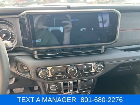 Used 2025 Jeep Gladiator Rubicon AWD/4WD image 19