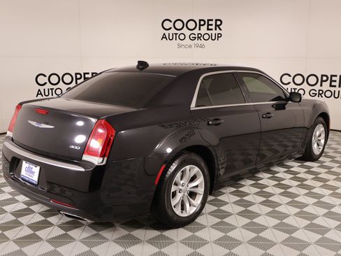 Used 2019 Chrysler 300 Touring w/ Chrome Appearance Package RWD image 19