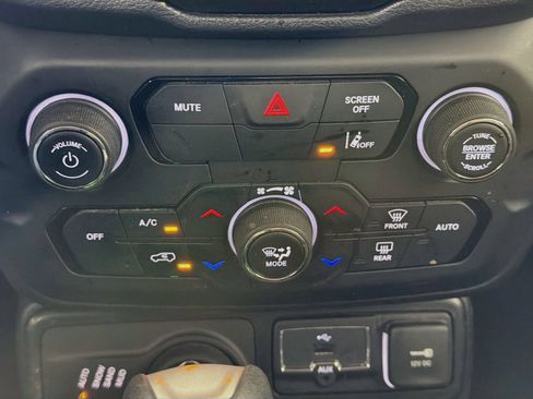 Used 2023 Jeep Renegade Latitude AWD/4WD image 18