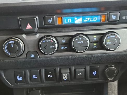 Used 2021 Toyota Tacoma TRD Off-Road w/ TRD Premium Off Road Package AWD/4WD image 23