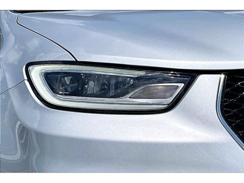 Used 2024 Chrysler Pacifica Touring-L FWD image 46