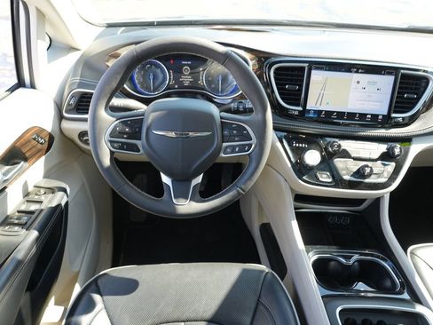 Used 2024 Chrysler Pacifica Limited FWD image 19