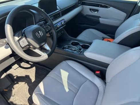 Used 2025 Honda Pilot Touring image 10