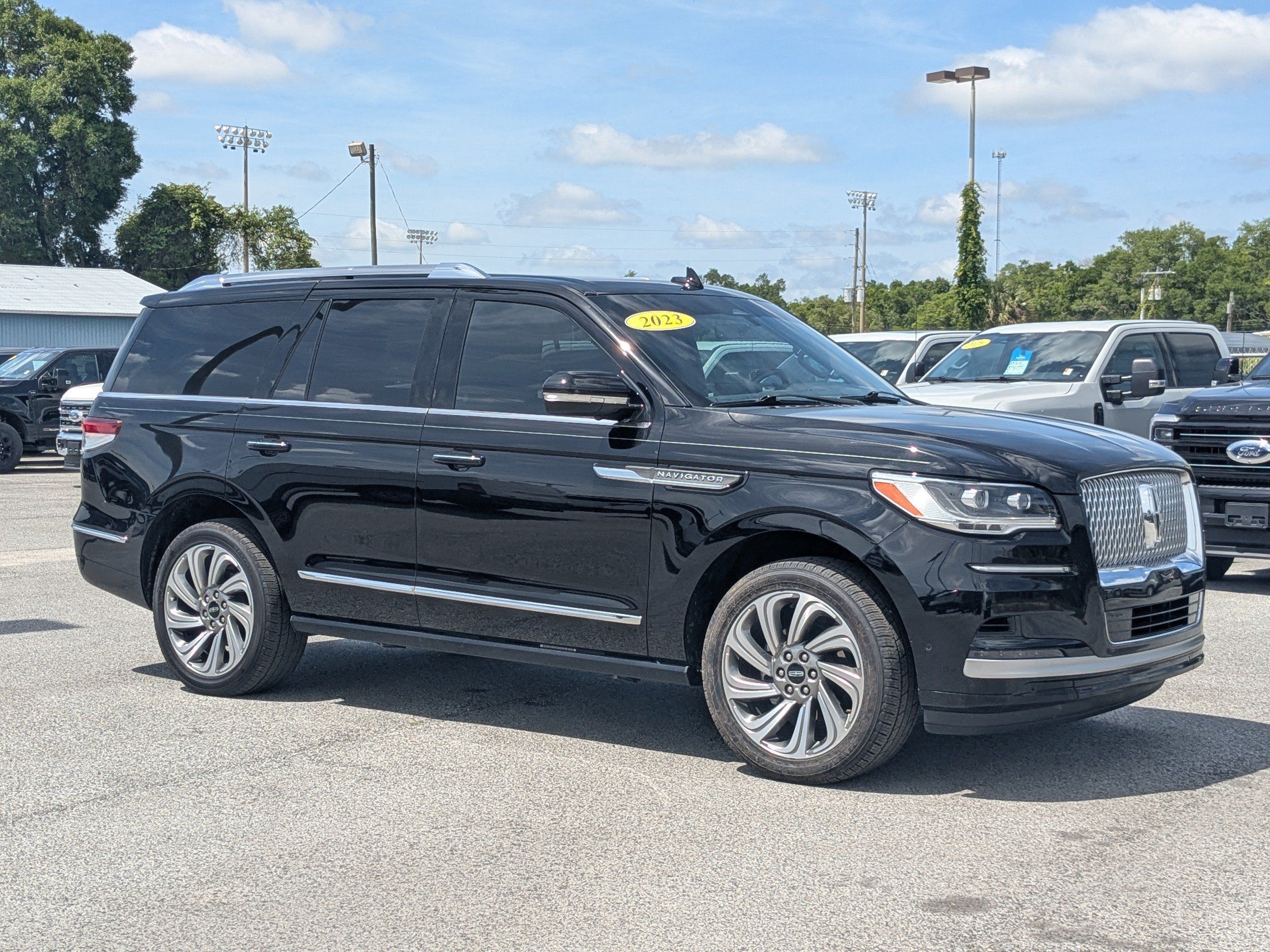 Used 2023 Lincoln Navigator Reserve AWD/4WD image 2