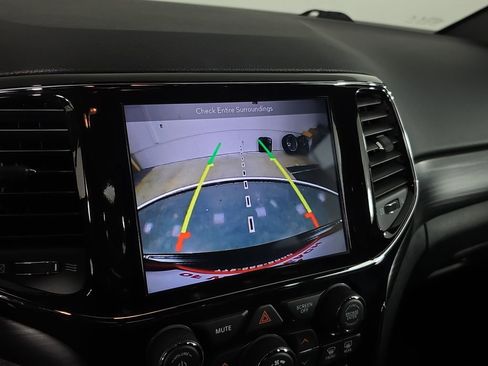Used 2019 Jeep Grand Cherokee Laredo w/ Laredo X Package AWD/4WD image 19