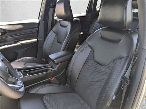 Used 2025 Jeep Compass Latitude w/ Sun & Sound Group AWD/4WD image 16