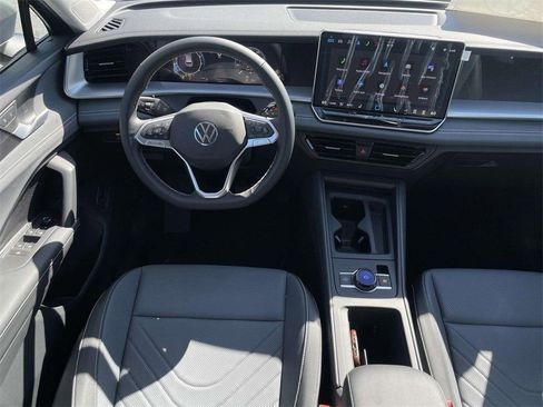 New 2025 Volkswagen Tiguan SE image 32