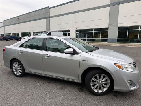 Used 2012 Toyota Camry XLE w/ Leather Pkg FWD image 16