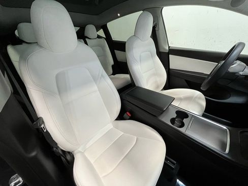 Used 2022 Tesla Model Y Long Range image 10