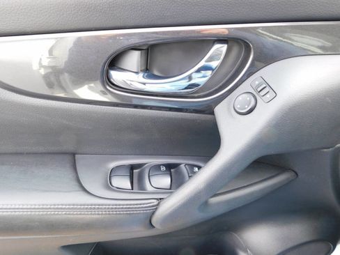 Used 2018 Nissan Rogue SV image 21