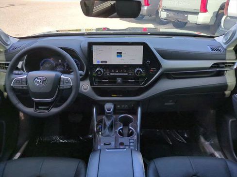 Certified 2026 Toyota Highlander Limited AWD/4WD image 15