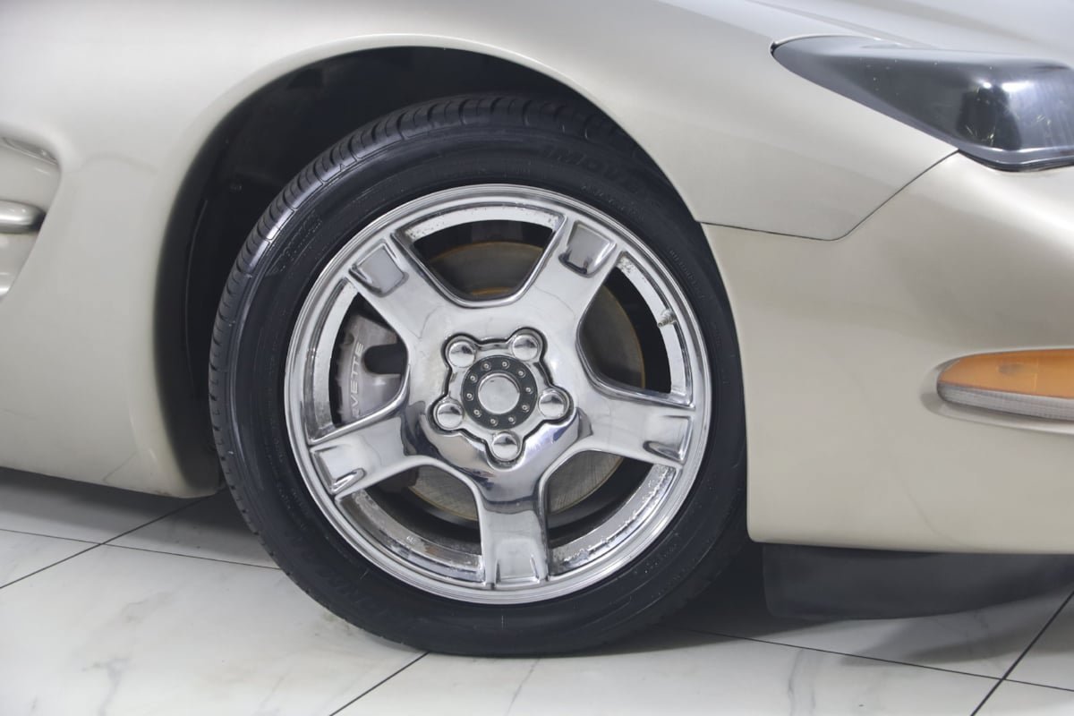 Used 1998 Chevrolet Corvette Coupe w/ Performance Handling Pkg RWD image 10
