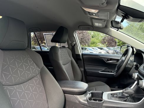 Used 2022 Toyota RAV4 XLE image 8