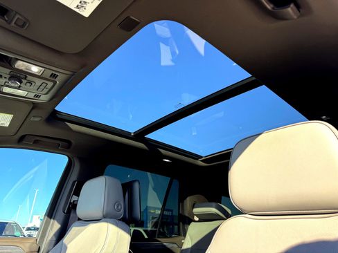 Used 2021 GMC Yukon SLT w/ SLT Premium Package image 11