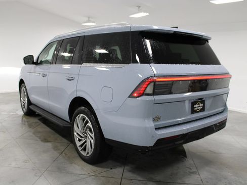 New 2027 Lincoln Navigator Premiere RWD image 6