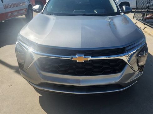 Used 2025 Chevrolet Trax LT FWD image 1