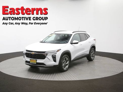 Used 2025 Chevrolet Trax LT FWD image 55