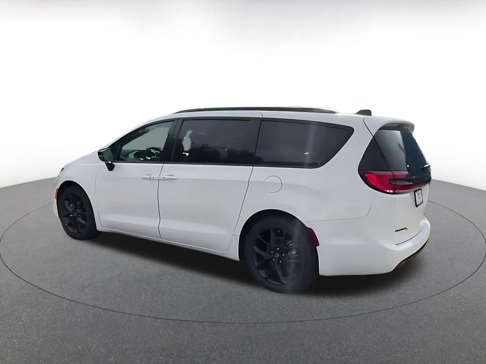 Used 2025 Chrysler Pacifica Limited FWD image 9