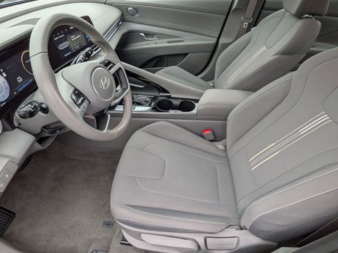 Used 2025 Hyundai Elantra SEL image 11