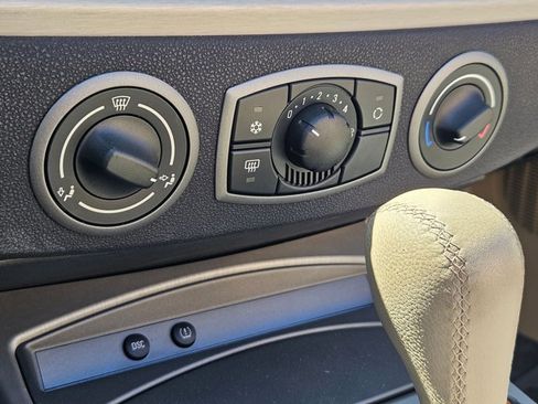 Used 2004 BMW Z4 2.5i image 9