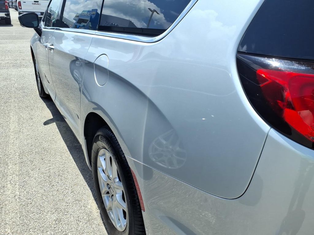 Used 2024 Chrysler Pacifica Touring-L FWD image 15