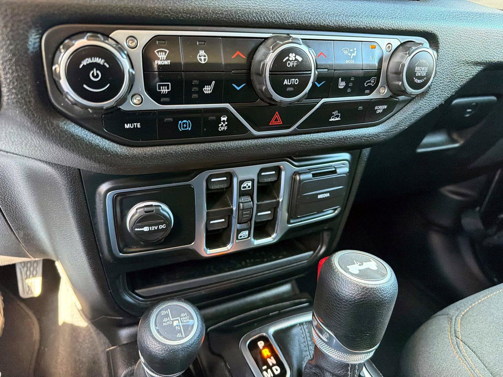 Used 2024 Jeep Wrangler Unlimited w/ Convenience Group AWD/4WD image 17