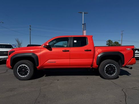 Used 2024 Toyota Tacoma TRD Off-Road image 4