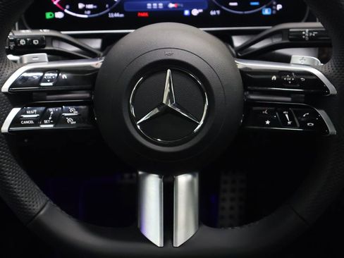 Used 2025 Mercedes-Benz GLC 300 4MATIC image 17