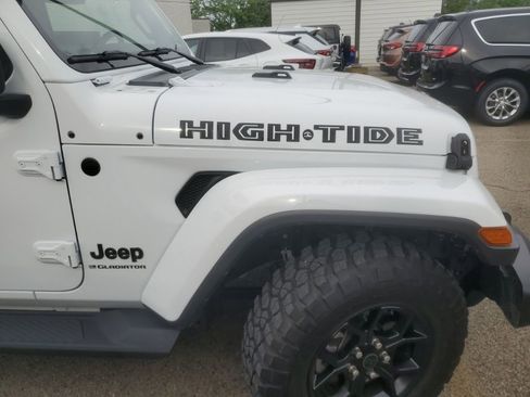Used 2025 Jeep Gladiator Sport AWD/4WD image 2