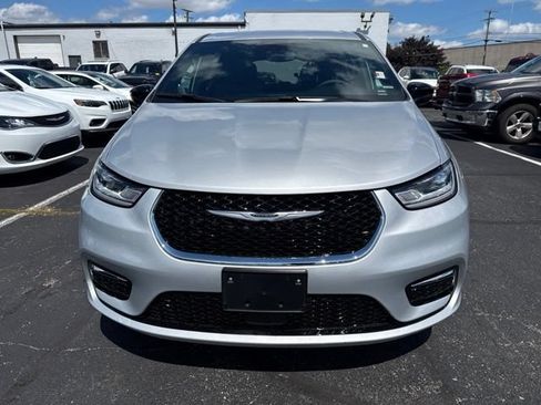 Used 2026 Chrysler Pacifica Select FWD image 2