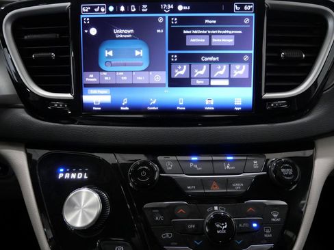 Used 2023 Chrysler Pacifica Touring-L FWD image 20