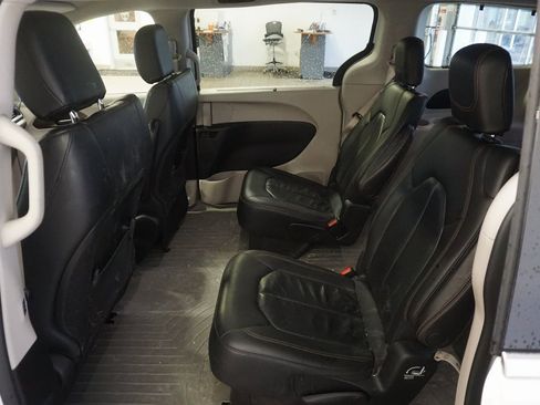 Used 2018 Chrysler Pacifica Touring-L w/ Tire & Wheel Group image 22