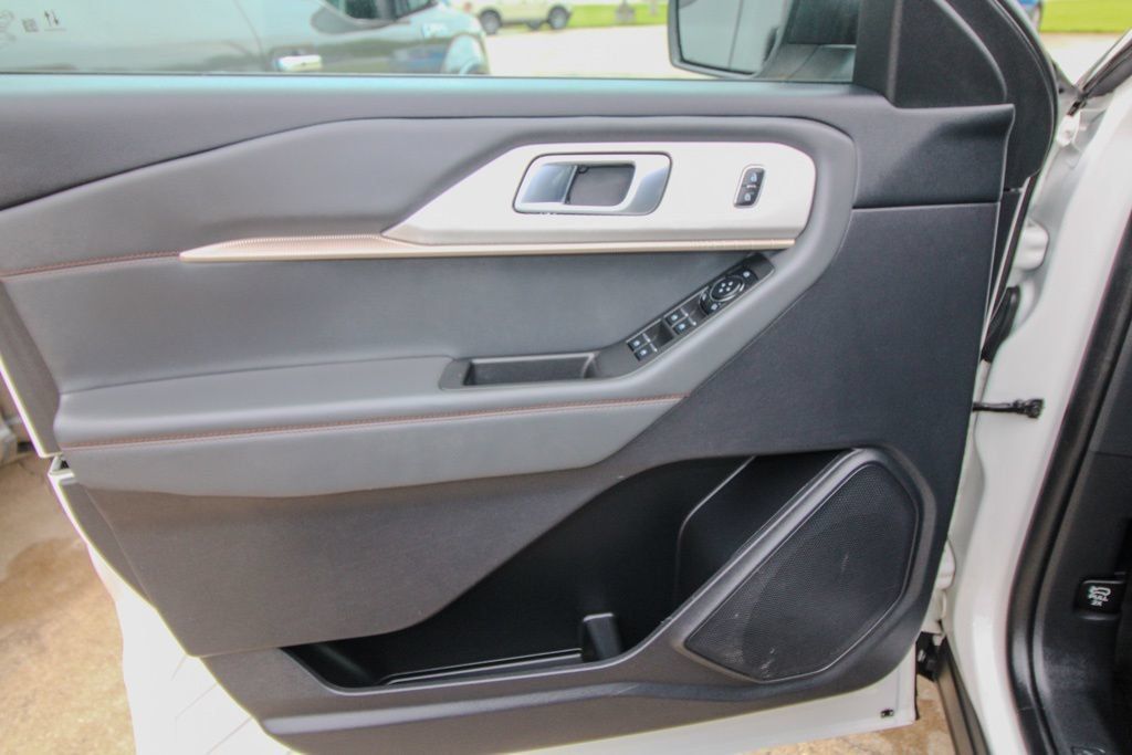 Used 2025 Ford Explorer Active AWD/4WD image 13